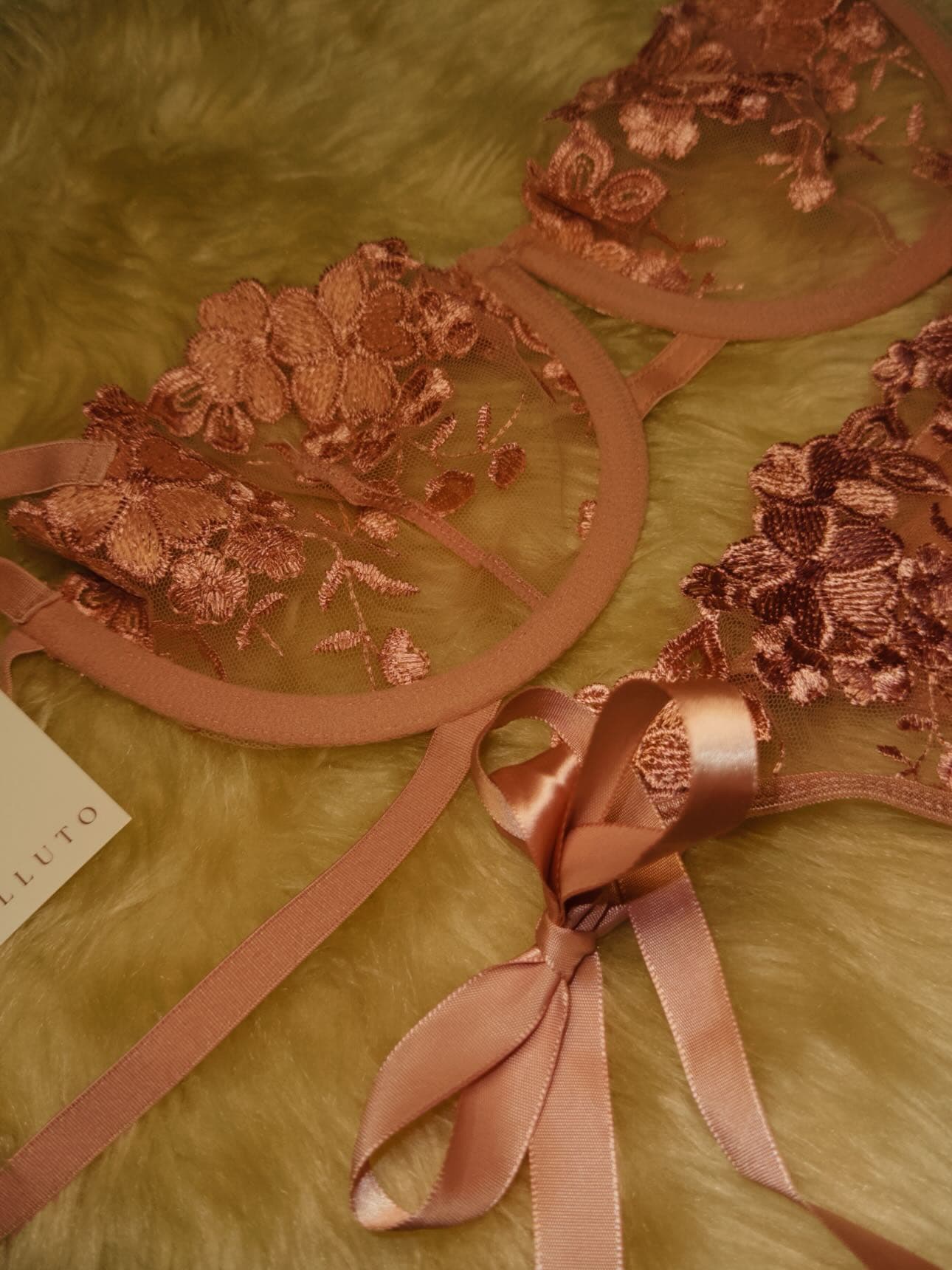 Detalhe do bordado rosé e do laço de cetim do Conjunto Eleonor