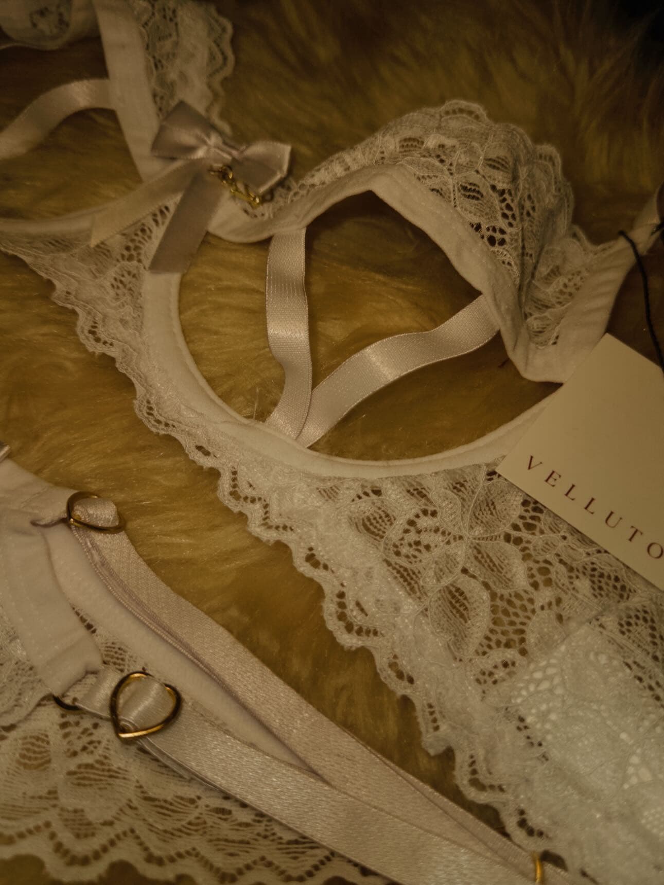 Conjunto branco de renda com argolas de coração douradas